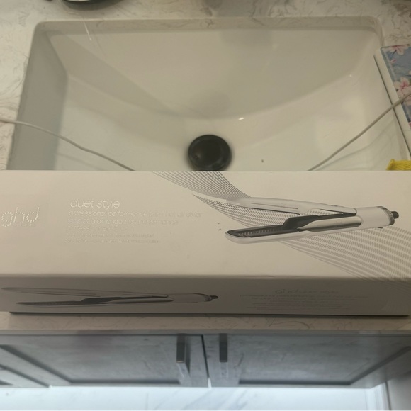 ghd Duet Style | 2-in-1 Flat Iron Hair Straightener + Hair Dryer, Hot Air Styler - Picture 3 of 5